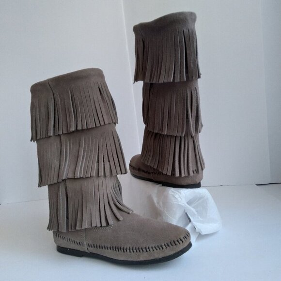 Minnetonka NWOB Grey Suede 3 Fringed Layers on Mid-Calf Pull-On Boots Sz 7 - Picture 1 of 11